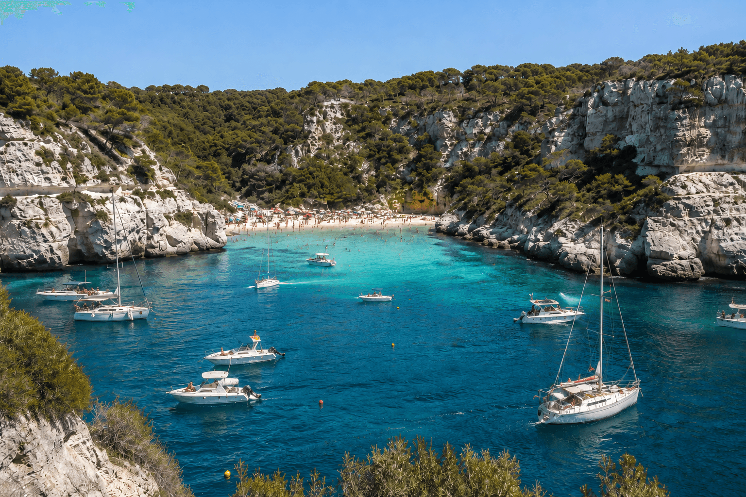 Barco navegando frente a una cala de aguas turquesas en Menorca