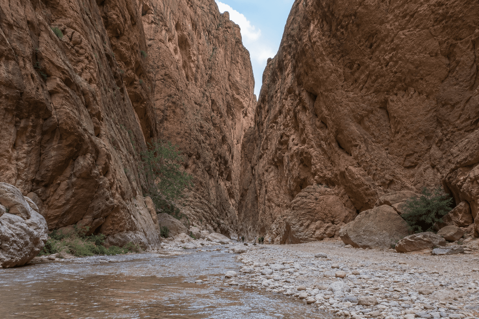 Gargantas del Todra con paredes verticales de 300 metros, río al fondo, sur de Marruecos