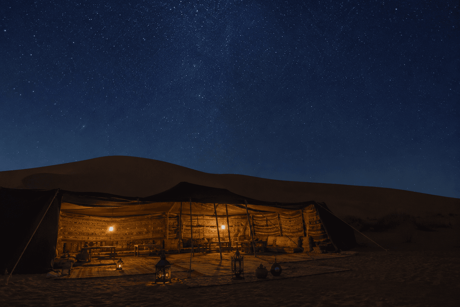Haima beréber en campamento del desierto de Merzouga bajo cielo estrellado