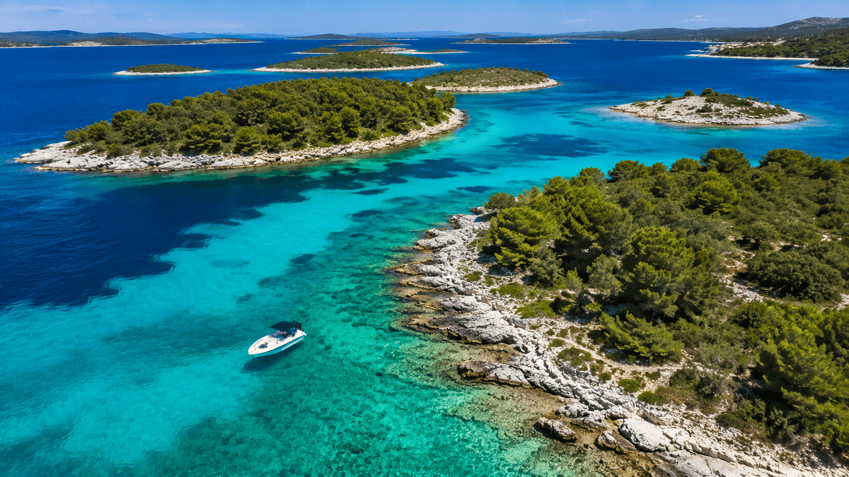 Islas Drvenik vistas desde el aire con agua turquesa y barco privado en Croacia