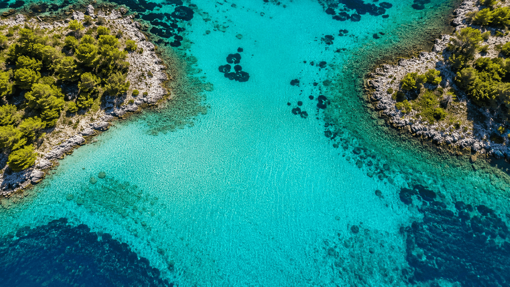 Laguna Azul de Trogir vista desde arriba con agua turquesa y fondo arenoso en Croacia