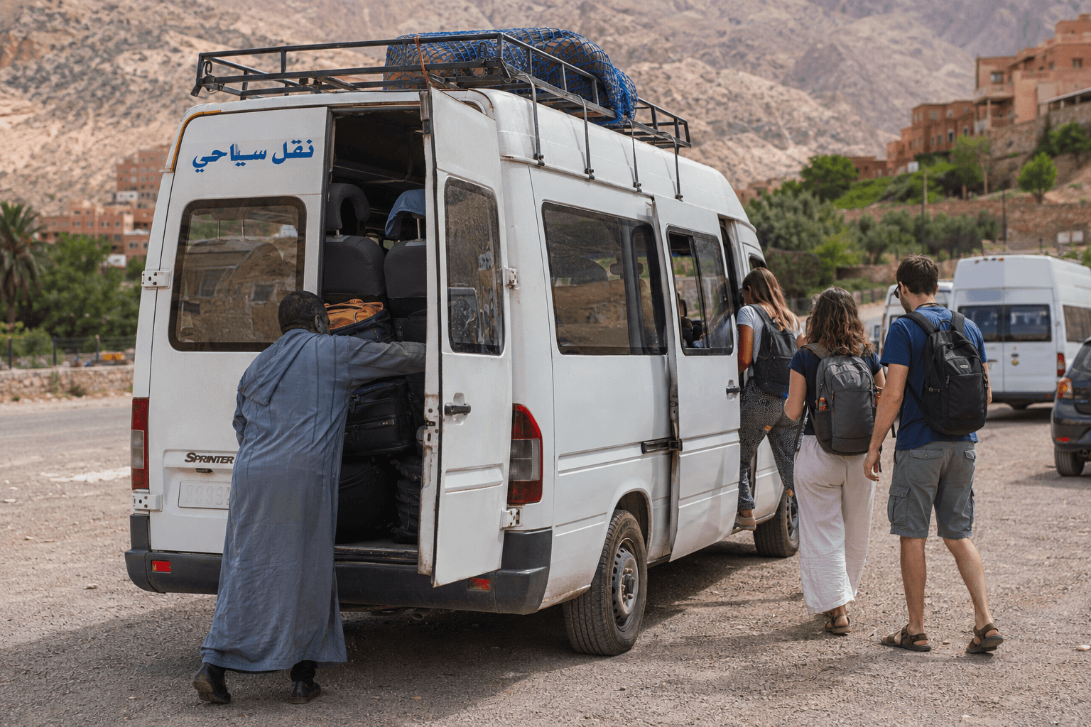 Interior de un minibús compartido en Marruecos con mochilas apiladas entre los asientos y en el pasillo