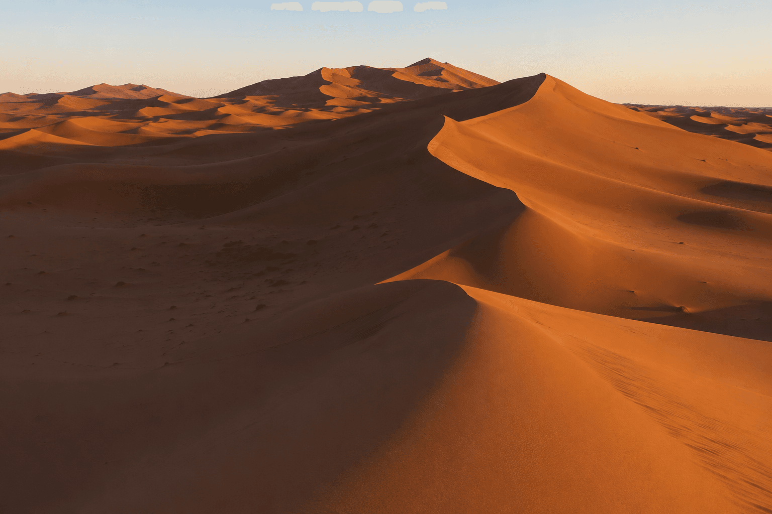 Dunas doradas de Erg Chebbi al amanecer en el desierto de Merzouga, Marruecos