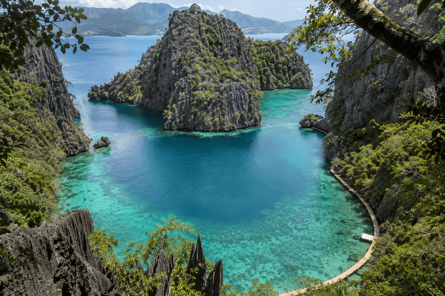 Bangka navegando por Coron Island, Filipinas