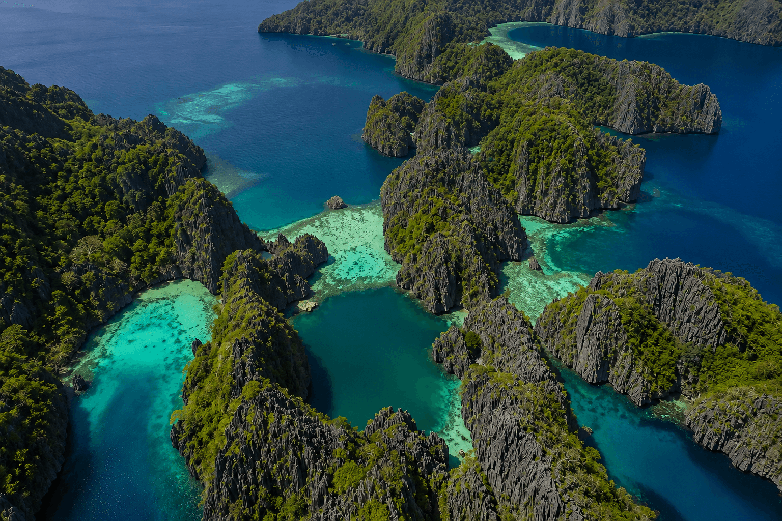 Bangka navegando por la bahía de Bacuit, El Nido, Palawan
