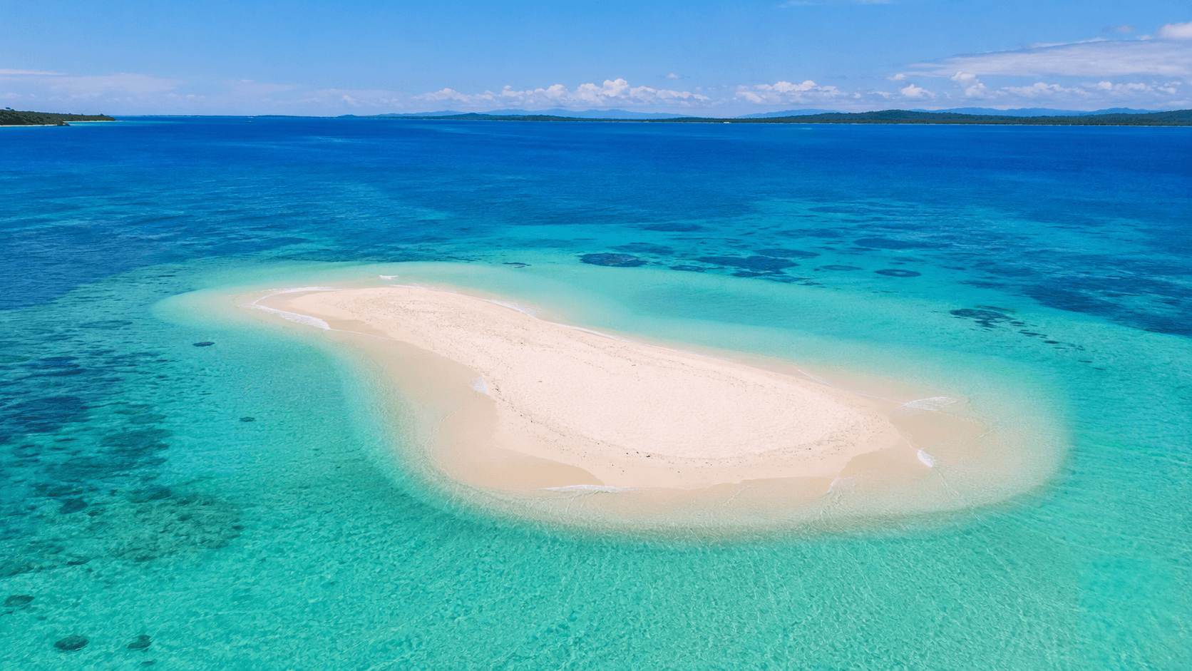 Vista aérea de Naked Island, banco de arena blanca rodeado de agua turquesa en Siargao, Filipinas