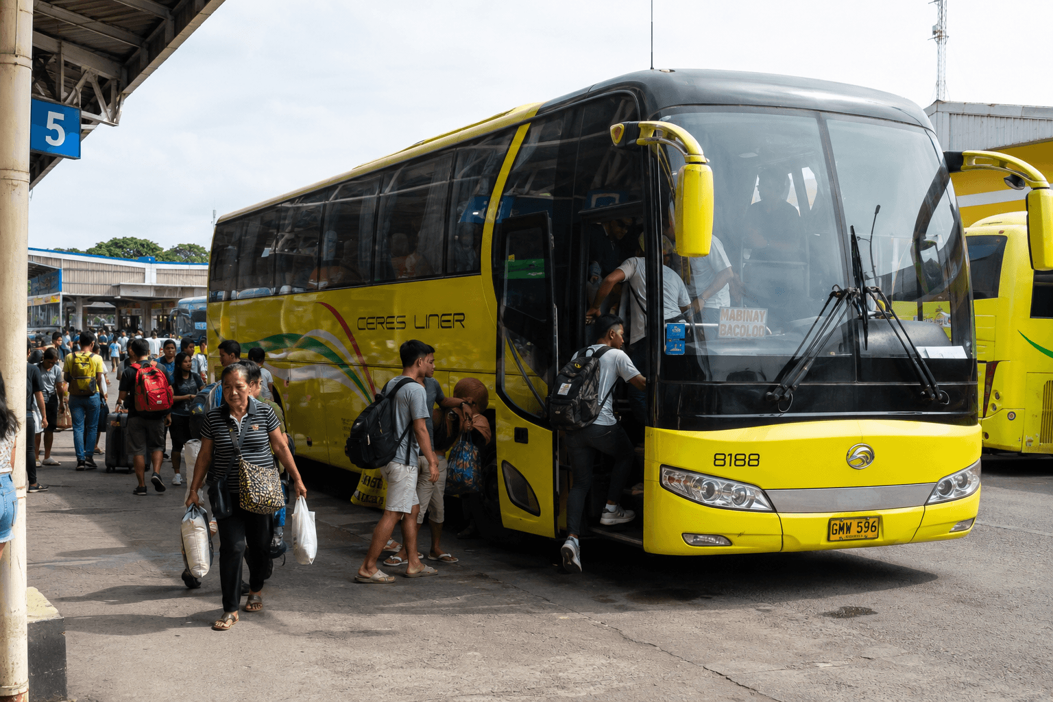 Exterior de un bus filipino Ceres Liner en terminal con pasajeros