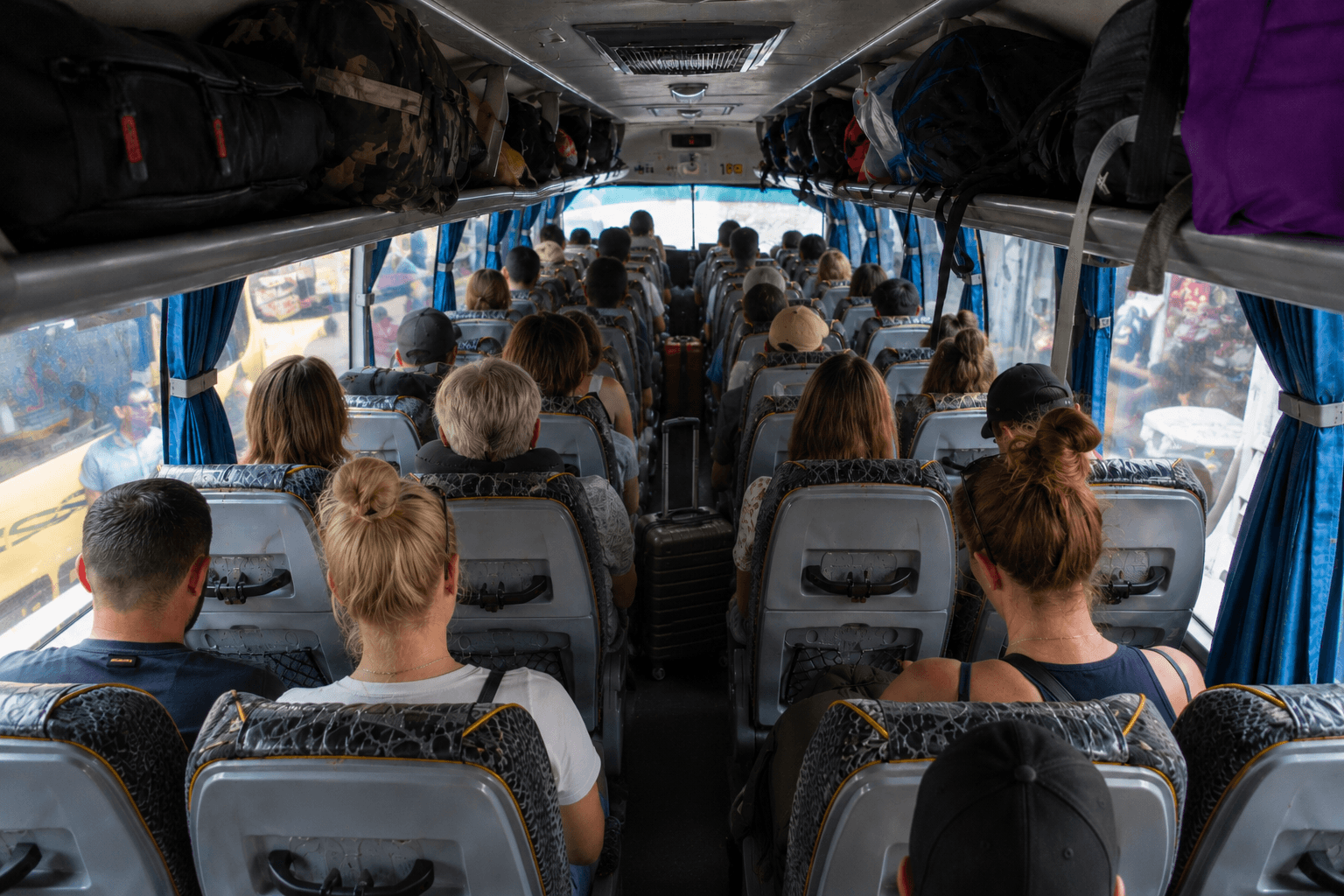 Interior de un bus filipino lleno de pasajeros y mochilas