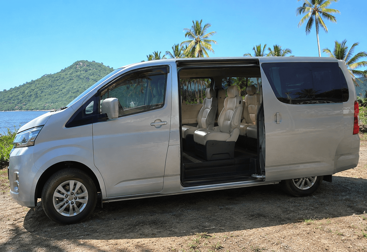 Interior limpio y espacioso de una van privada en Filipinas con viajeros relajados