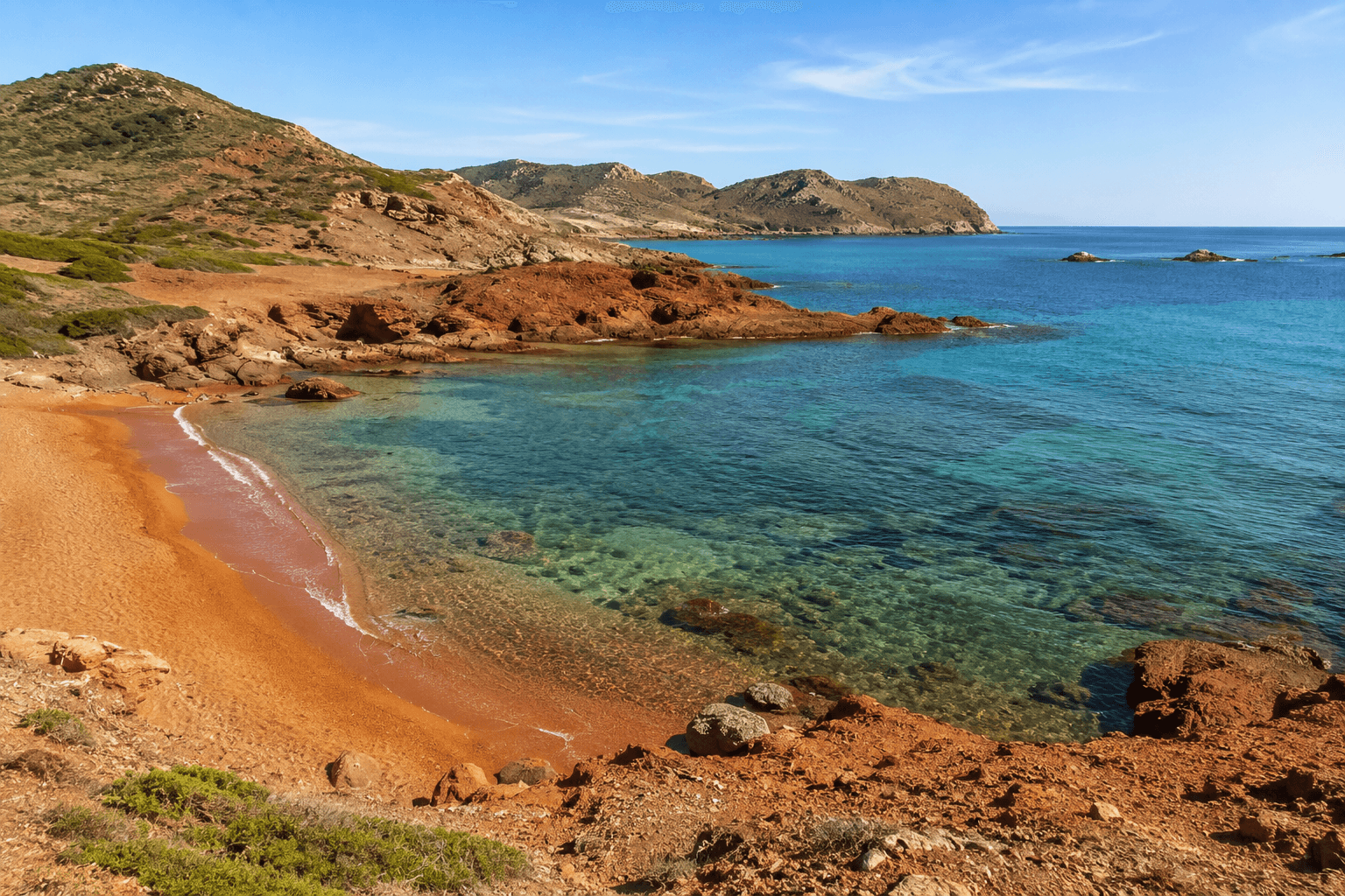 Cala Pregonda con arena rojiza en la costa norte de Menorca