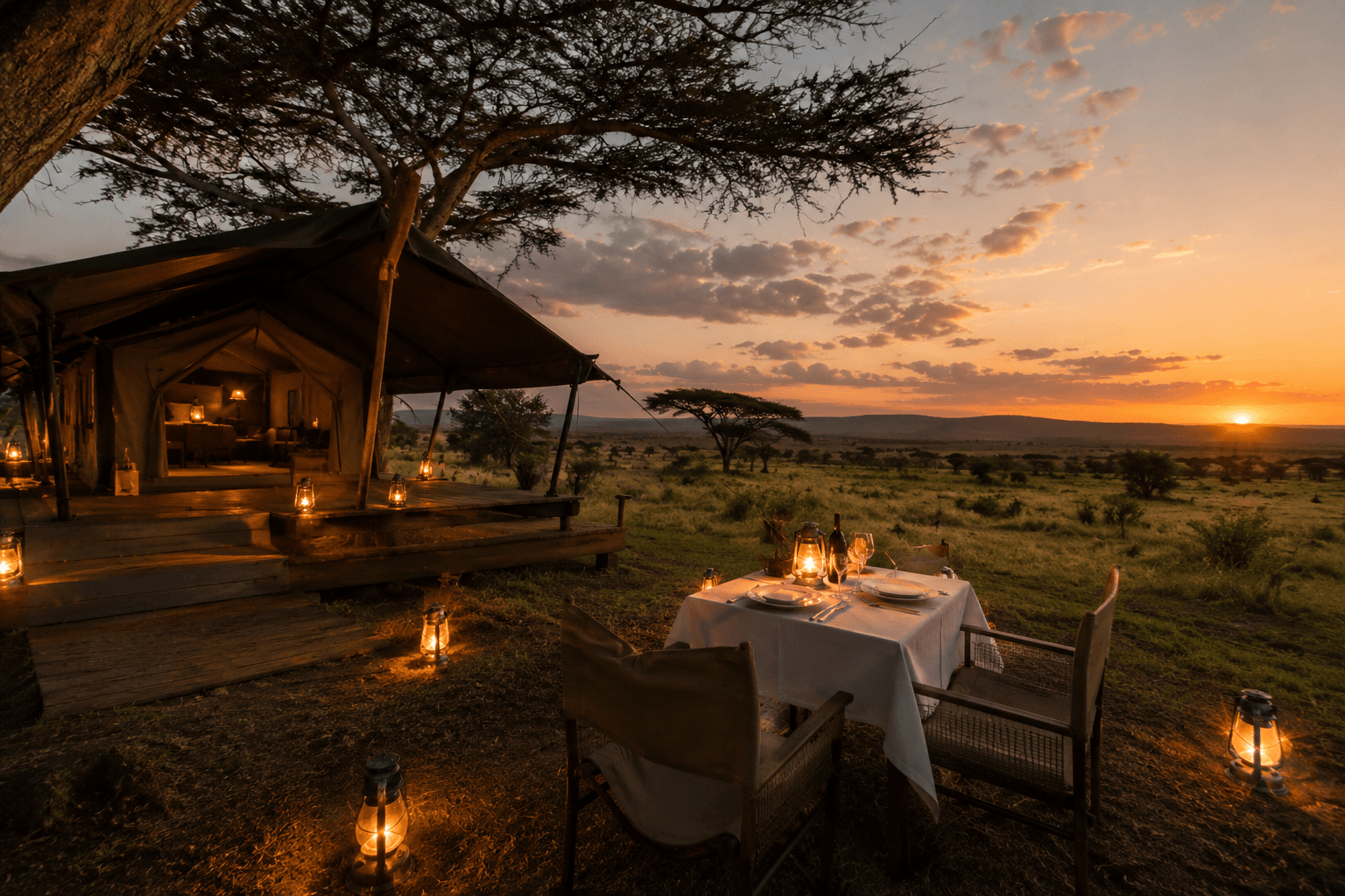 Campamento de tiendas tipo glamping en la sabana al atardecer, Masai Mara