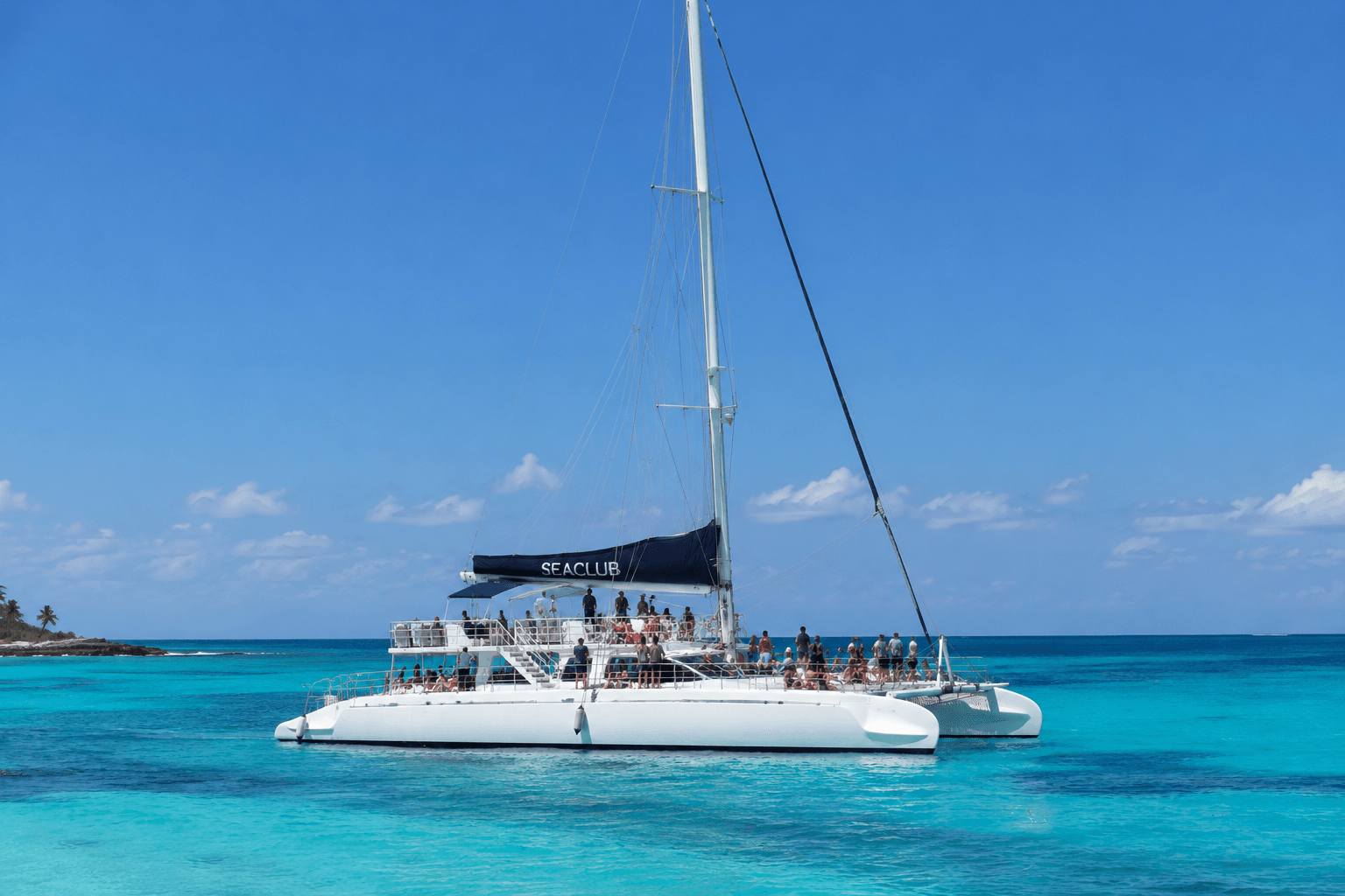 Catamarán lleno de turistas navegando hacia Isla Saona desde Bayahibe