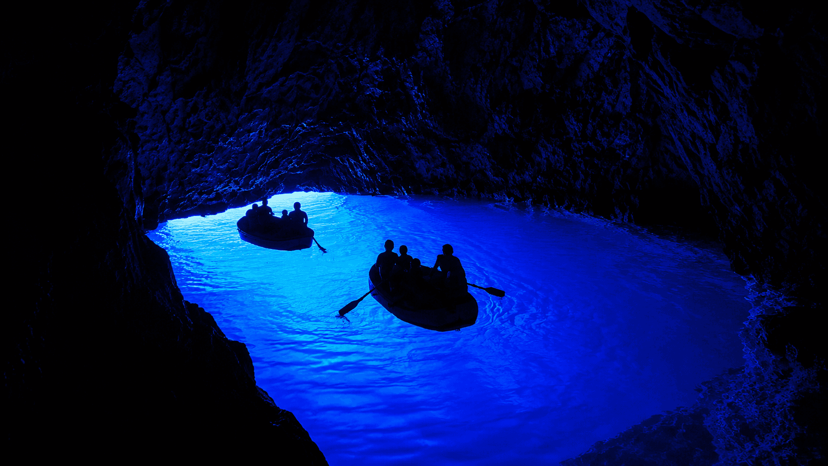 Cueva Azul de Biševo con agua de color azul intenso vista desde el barco