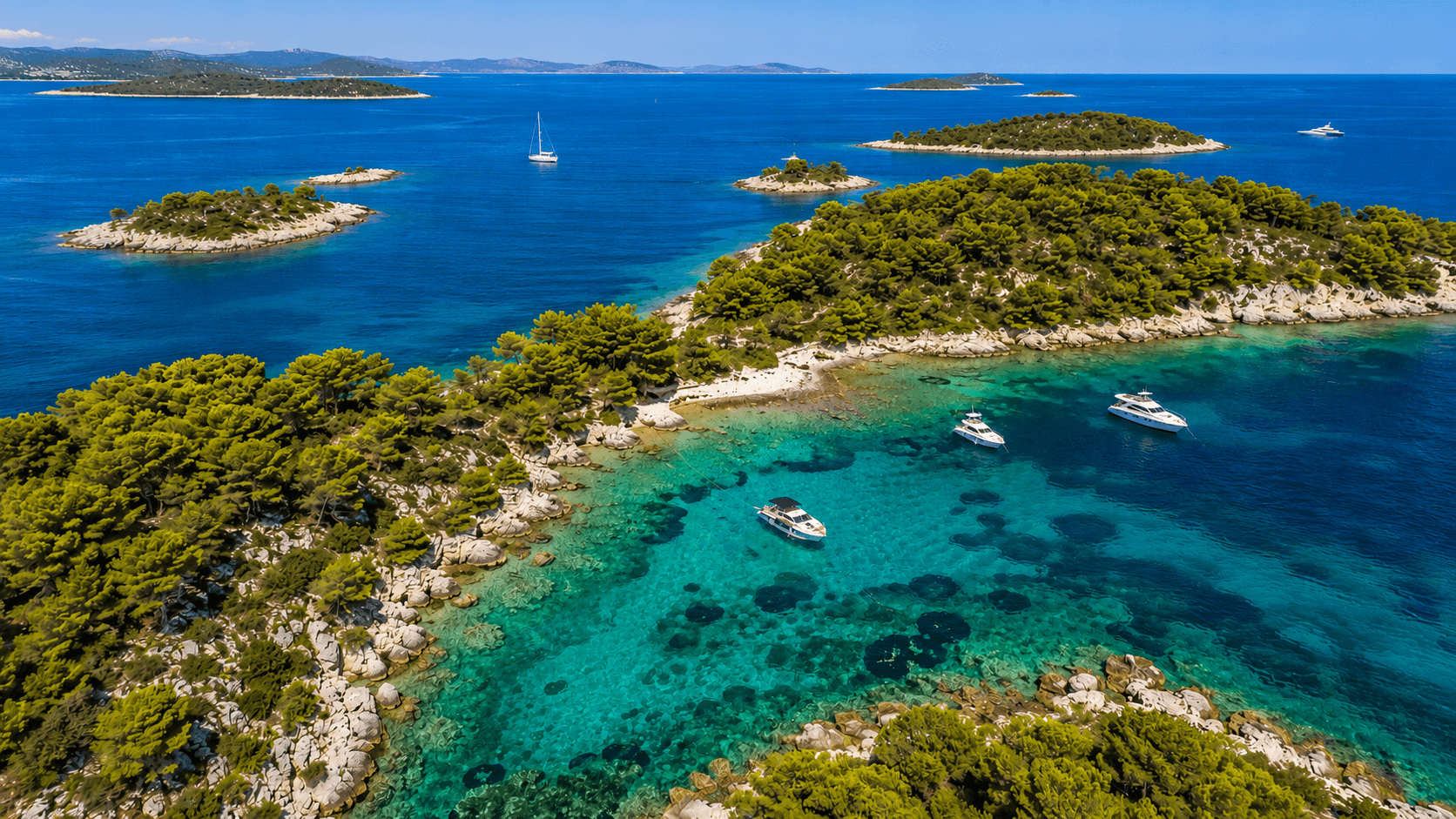 Barco privado fondeado en una cala de las islas Pakleni con agua turquesa en Croacia