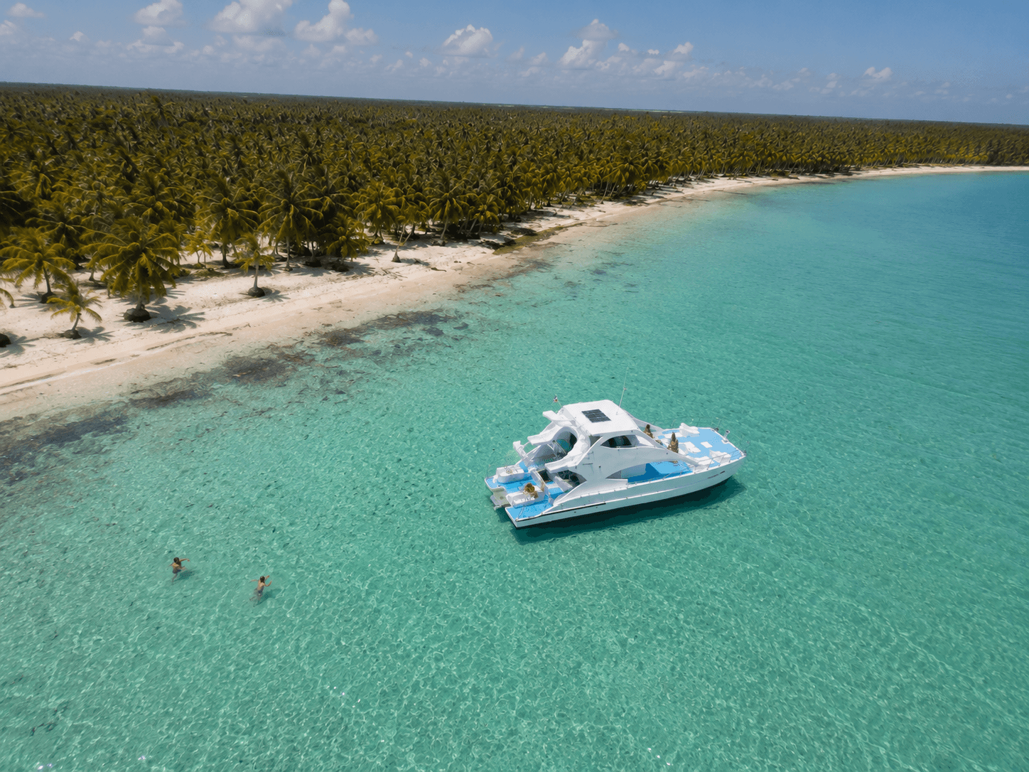 Lancha rápida privada navegando a alta velocidad hacia Isla Saona