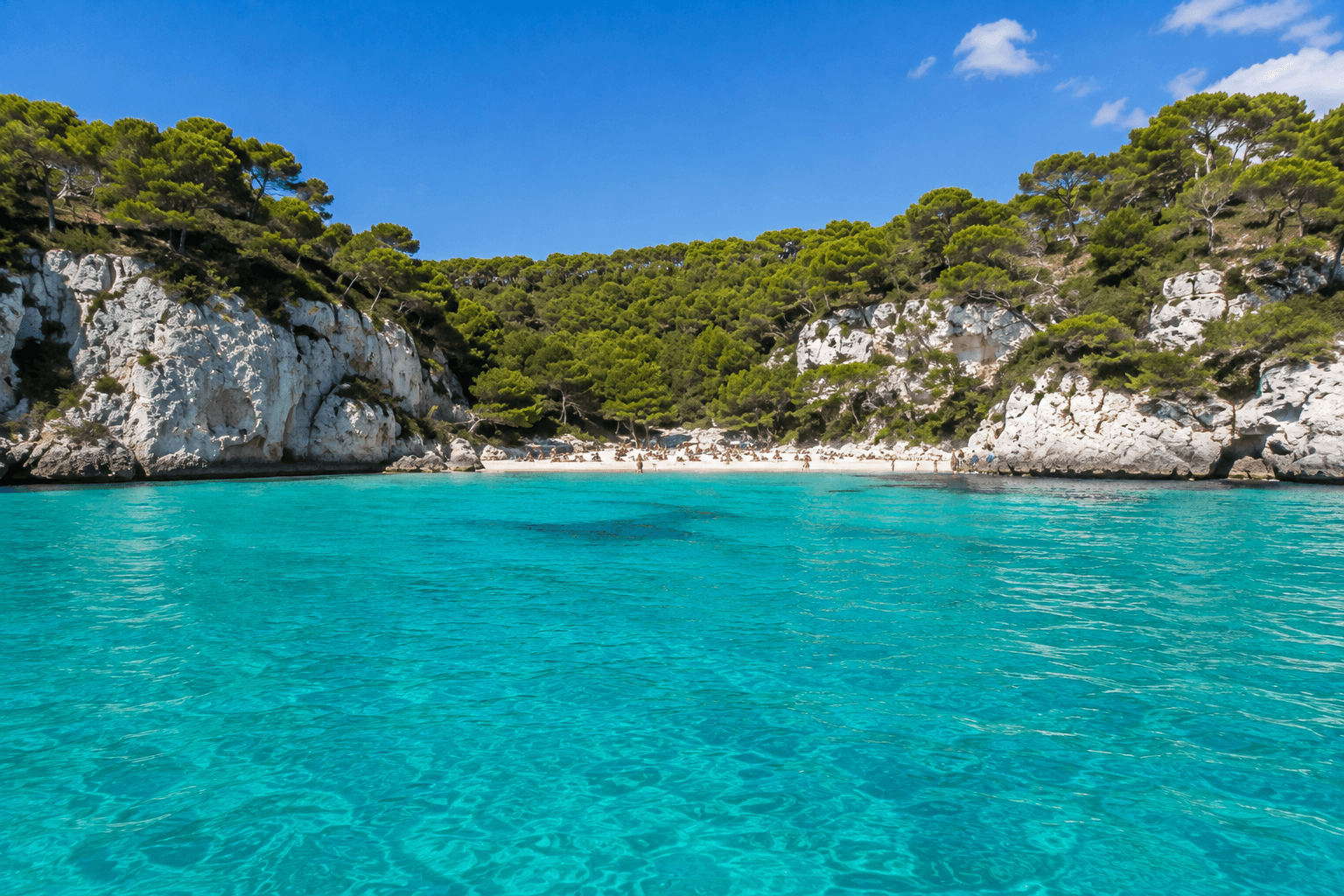 Cala Macarella vista desde el mar en Menorca