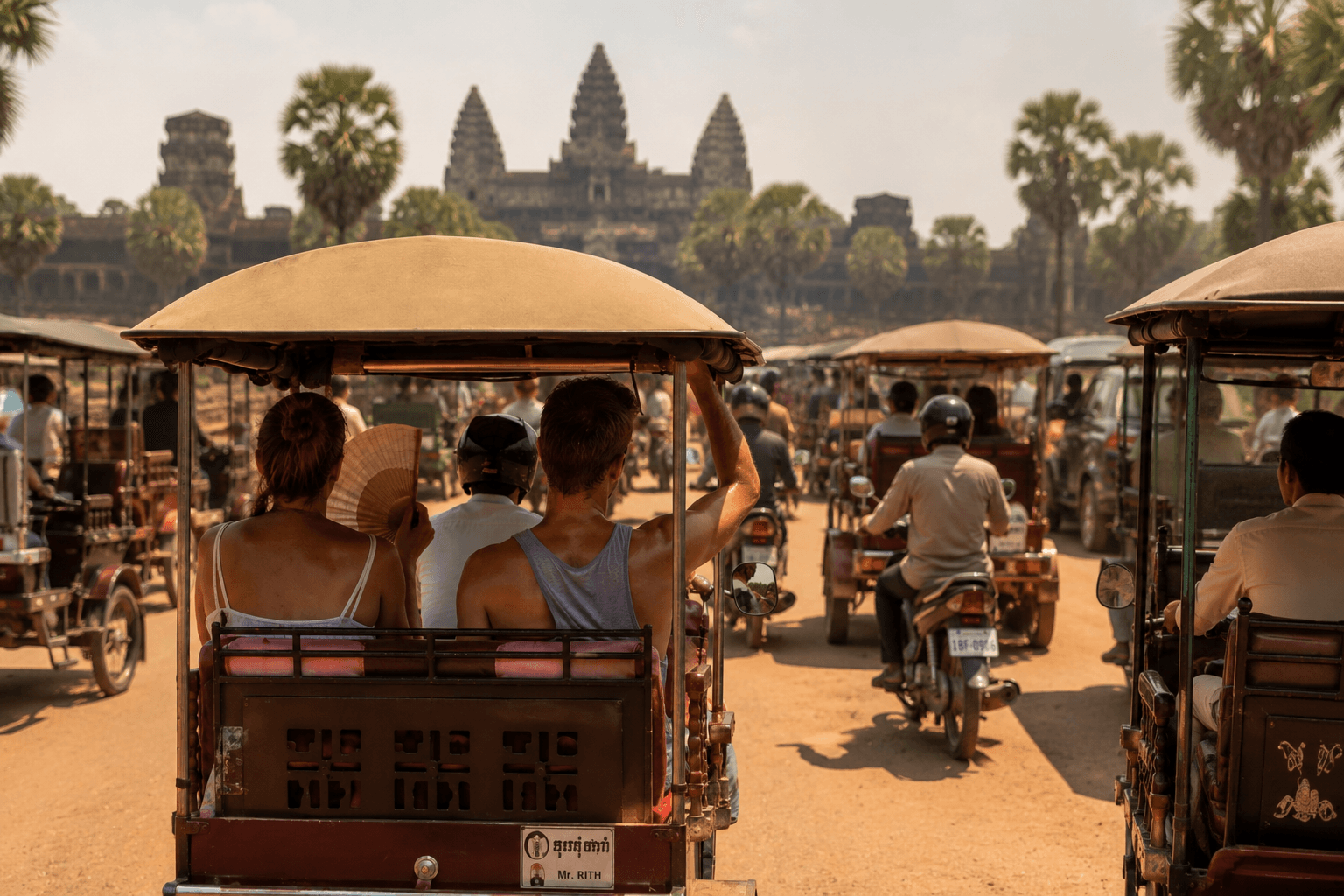 Tuk-tuk camboyano con turistas en el complejo de Angkor, Siem Reap