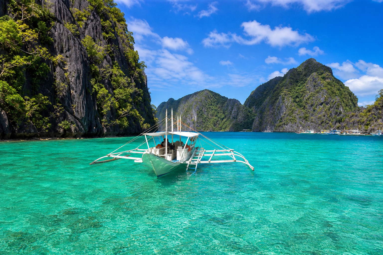 Bangka navegando por la bahía de Bacuit, El Nido, Palawan.