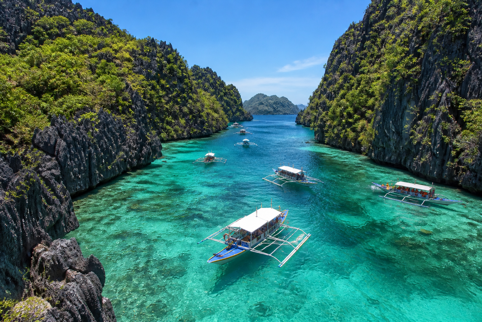 Bangka navegando por Coron Island, Filipinas