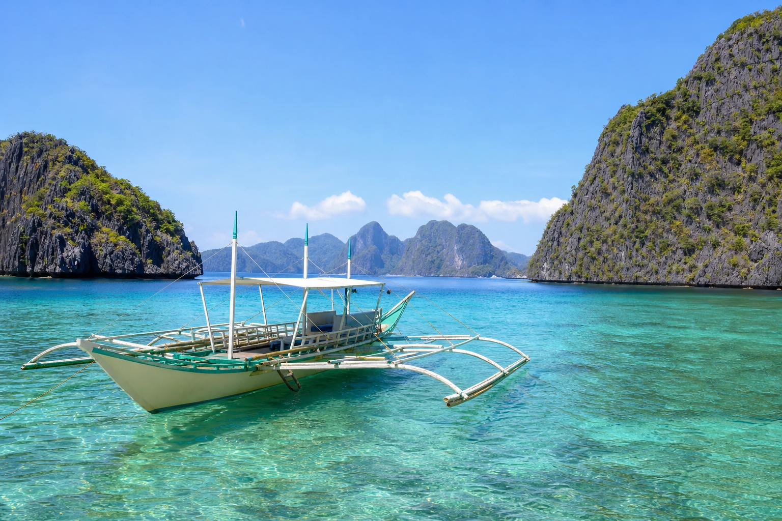Bangka navegando por el archipiélago de Bacuit, El Nido.