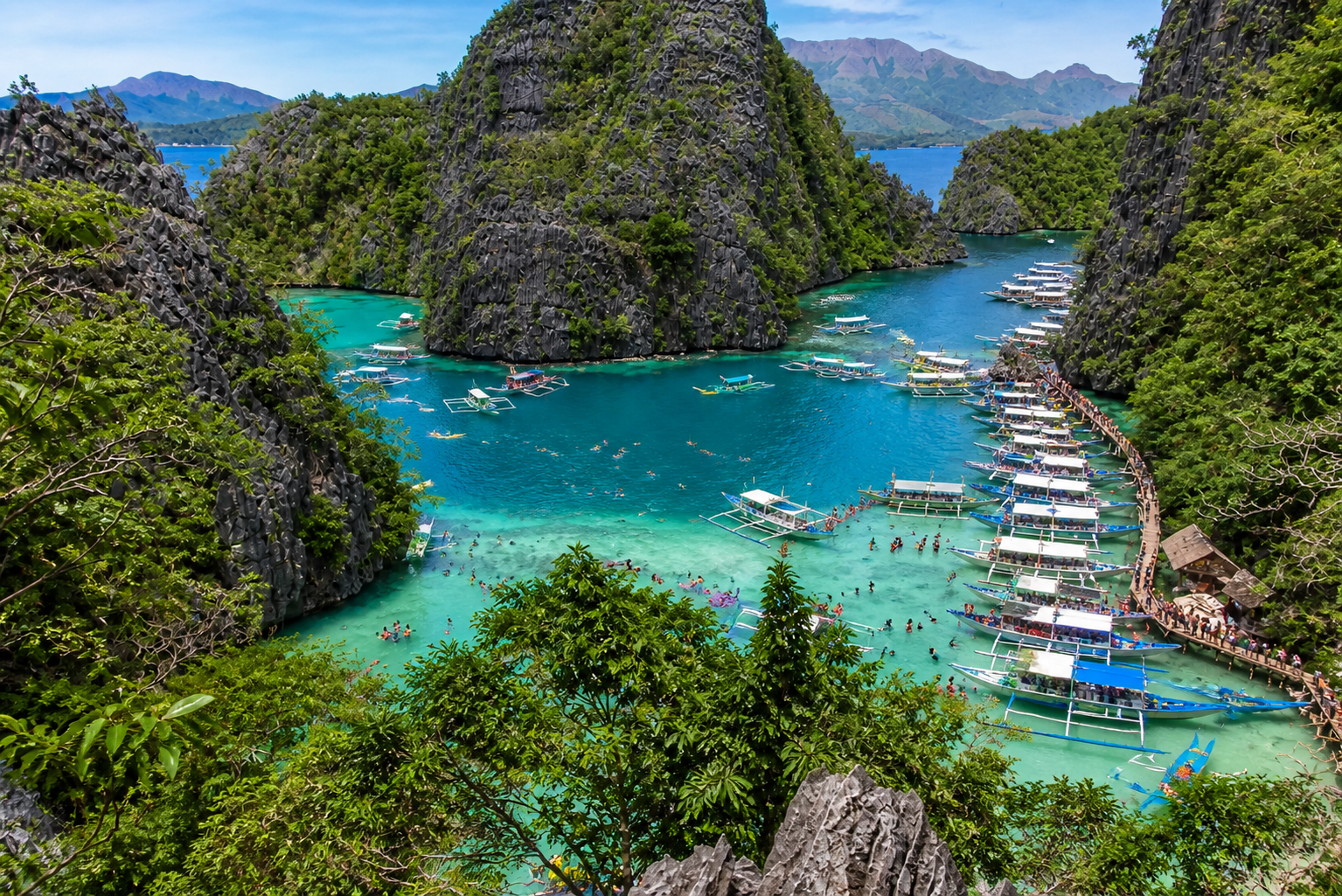 Kayangan Lake lleno de turistas durante un tour en grupo en Coron